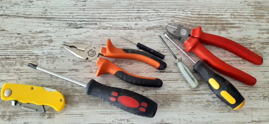 Light bulb tampering tool