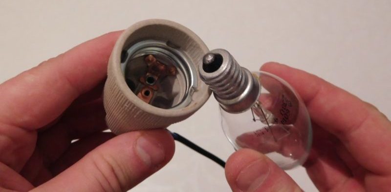 Lamp socket for connection of the lamp