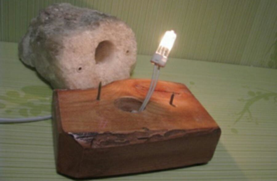 A model with a halogen light source