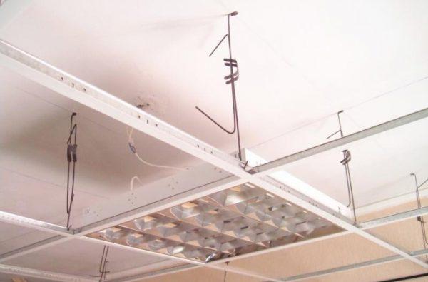 Mounting the luminaire on Armstrong ceiling guides