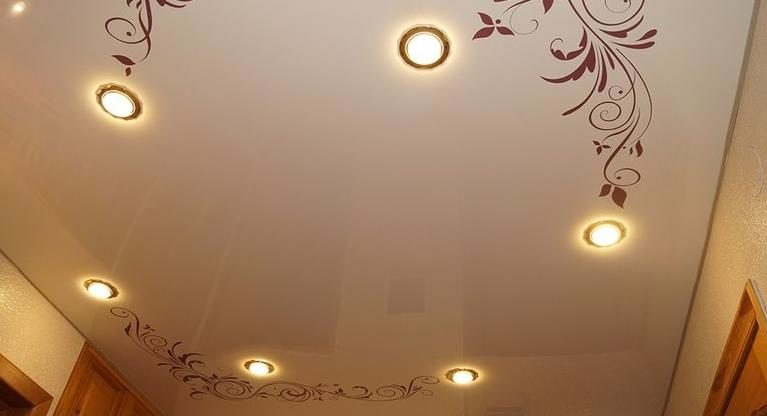 How to position the right lamp on the suspended ceiling