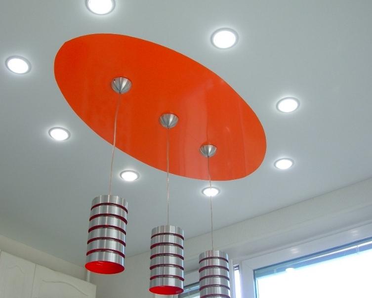 The satin ceiling gives a subtle diffusion of light.