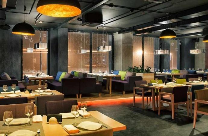 For evening a dimmed light is usually chosen,