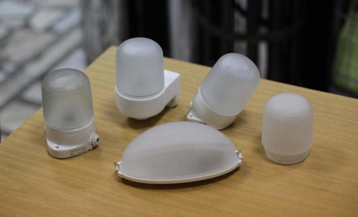 light fixtures on a ceramic base.