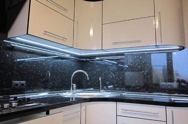 Accentuates the texture of the apron.