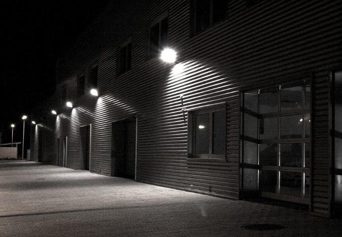 If there are large buildings in the area