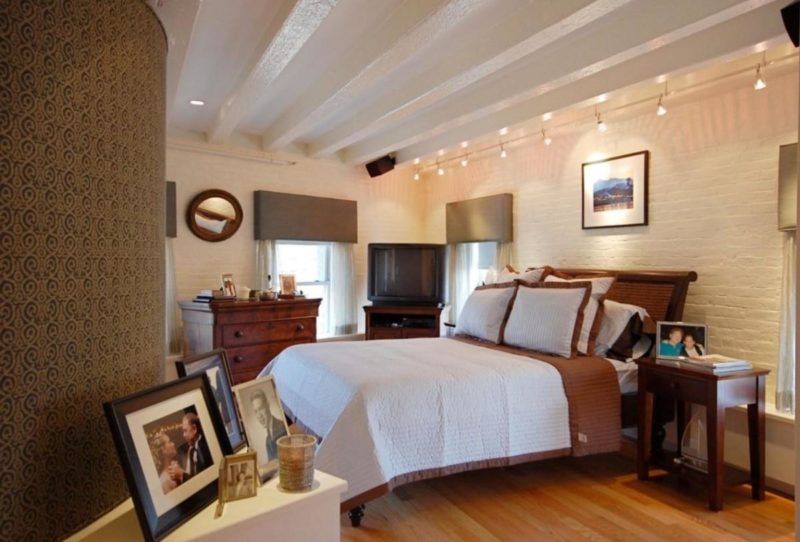 Track lighting system in the apartment