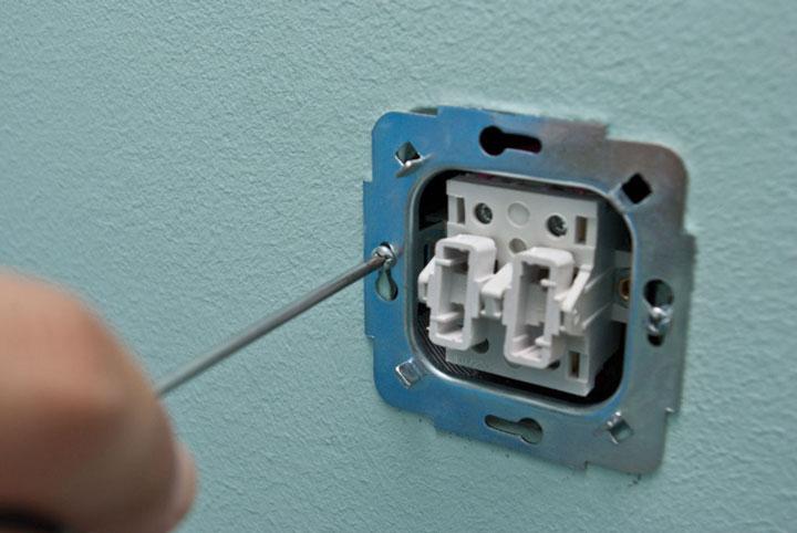 How to correctly install and connect a double switch