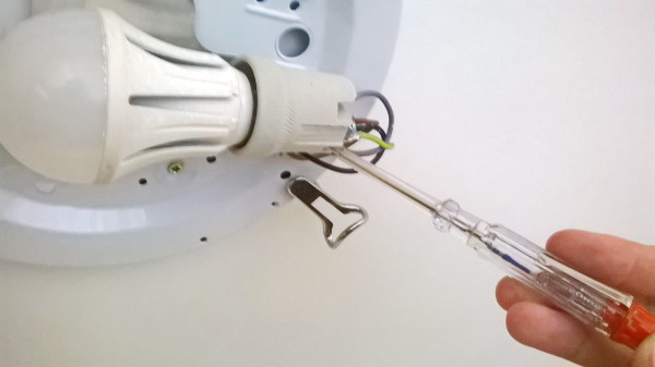 Replacing a fixture holder in the lamp with your own hands