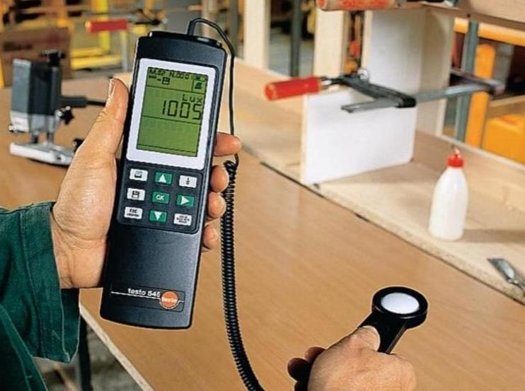 Description of the unit of measurement of lux and its relation to lumen