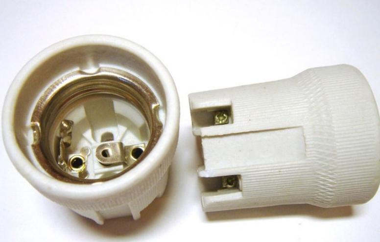 How to Connect a Light Bulb Chuck to Wires