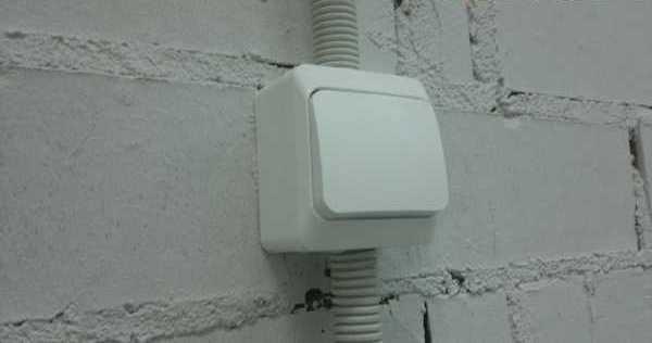 How to Connect a Lightbulb Through a Switch - Diagrams