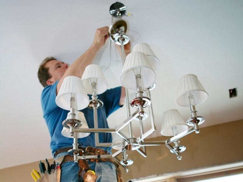 How to hang a chandelier on the ceiling