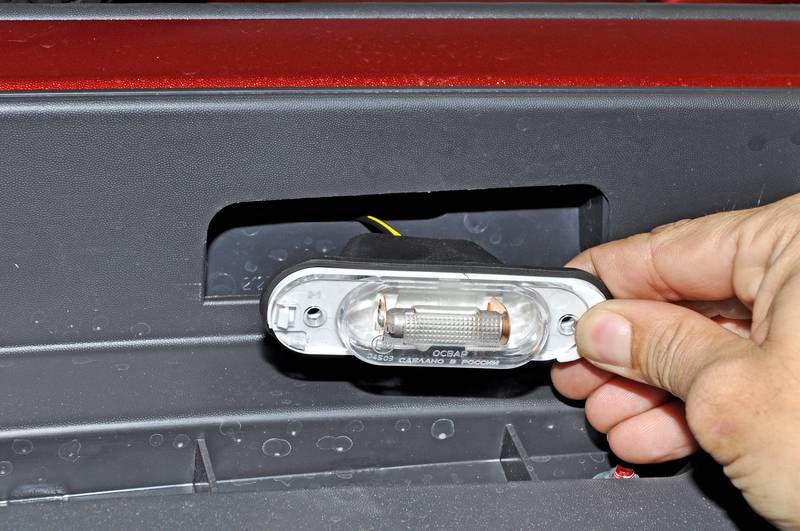 Replacing the license plate lamp