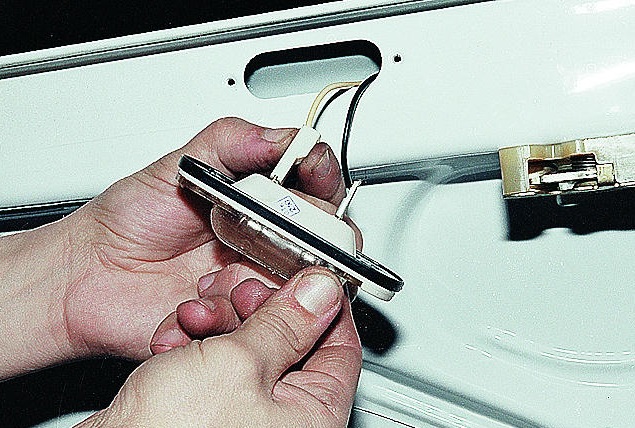 Replacing the license plate lamp